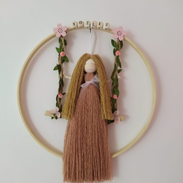 demande personnalisée; petite fille sur balançoire; cadeau anniversaire
