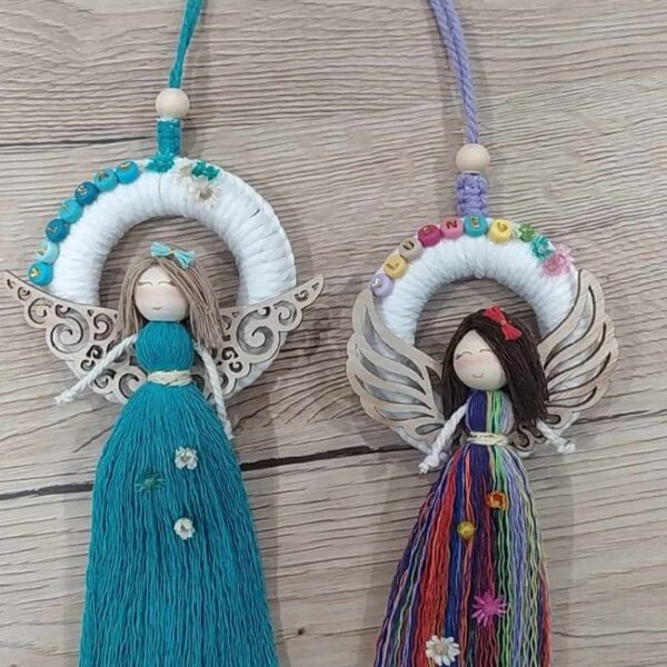 ange gardien en corde de macramé, ailes en bois montés sur un anneau en bois; personnalisé avec le prénom