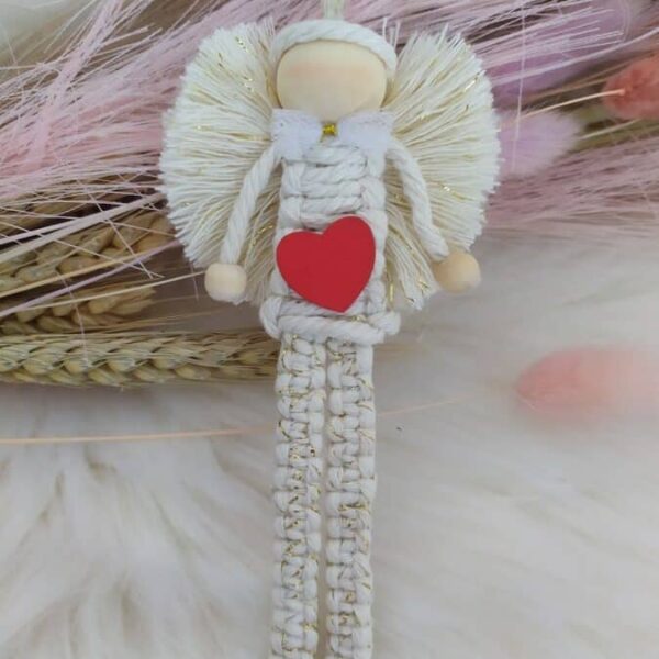 Ange de l'amour réalisé en corde de macramé blanc/doré orné d'un petit nœud en tissus tulle blanc et d'un cœur rouge en bois
