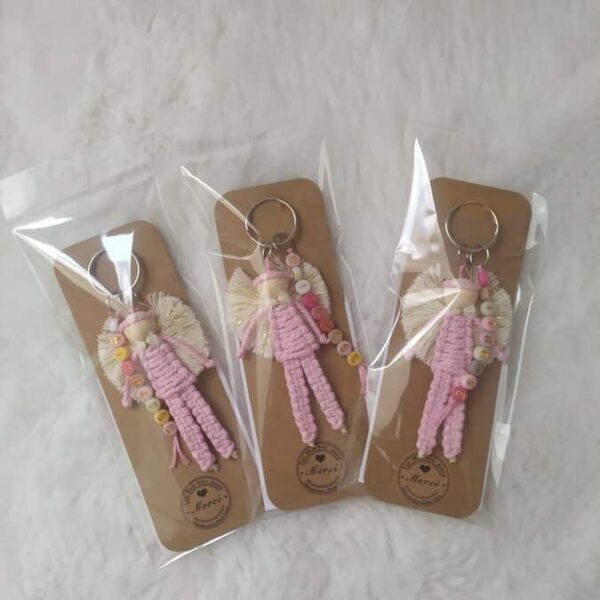 Petit ange gardien monté sur porte clé réalisé en corde de macramé personnalisé avec le mot maitresse. perles alphabet en acrylique
