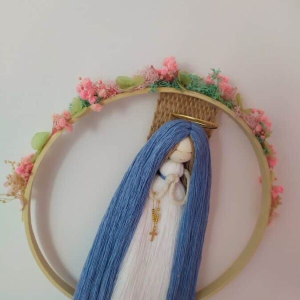 Representation de la Vierge Marie en corde de macramé de coton, disposé sur un cercle en bambou. Le tout agrémenté de fleurs séchées/stabilisées. Vierge Marie portant un chapelet