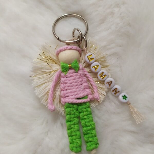 ange gardien réalisé en corde de macramé vert clair et rose et personnalisé avec le mot maman. offert à une personne ayant perdu sa maman